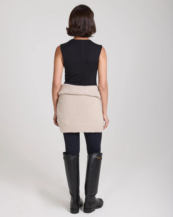 Back view of the Emello Forma Silky Lyocell Jersey Double-Layer Vest in black, worn by a model with chic style.