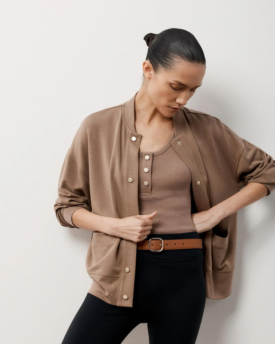 Reversible leather belt in tan and cream with Emello signature square buckle in brushed gold.