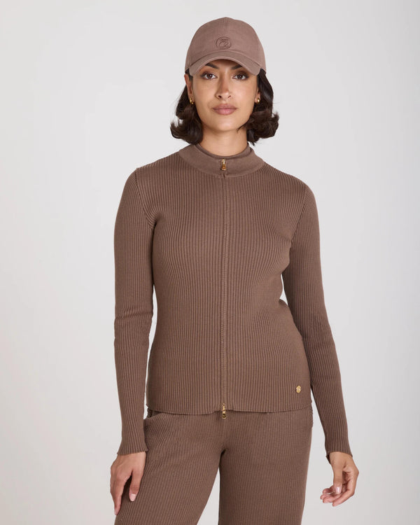 Front view of the taupe Sorella ribbed zip-through cardigan in cotton-cashmere, worn with matching pants.