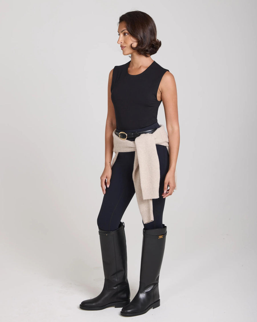 Elegant model wearing the Emello Forma Silky Lyocell Jersey Double-Layer Vest in black, showcasing a refined and poised style.
