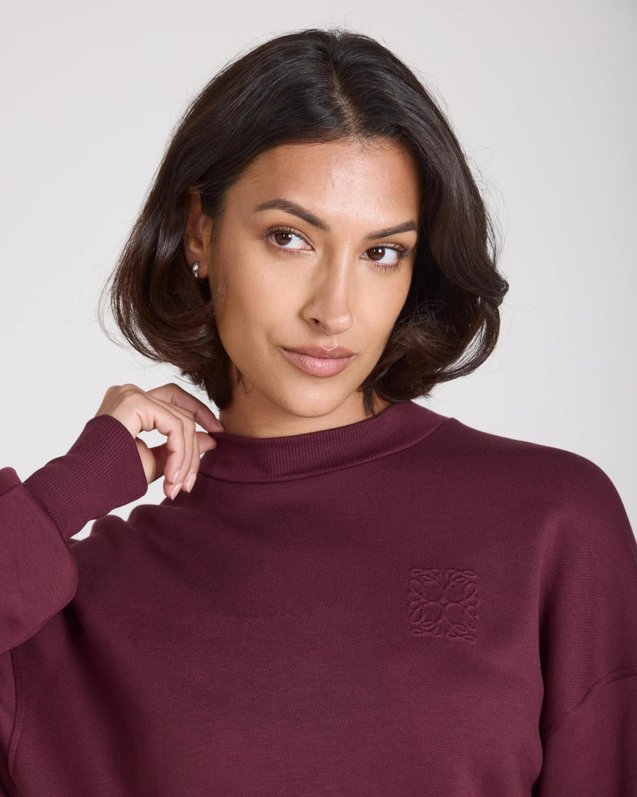 Fig sweatshirt with debossing in buttery-soft lyocell fleece, featuring an embossed logo badge.