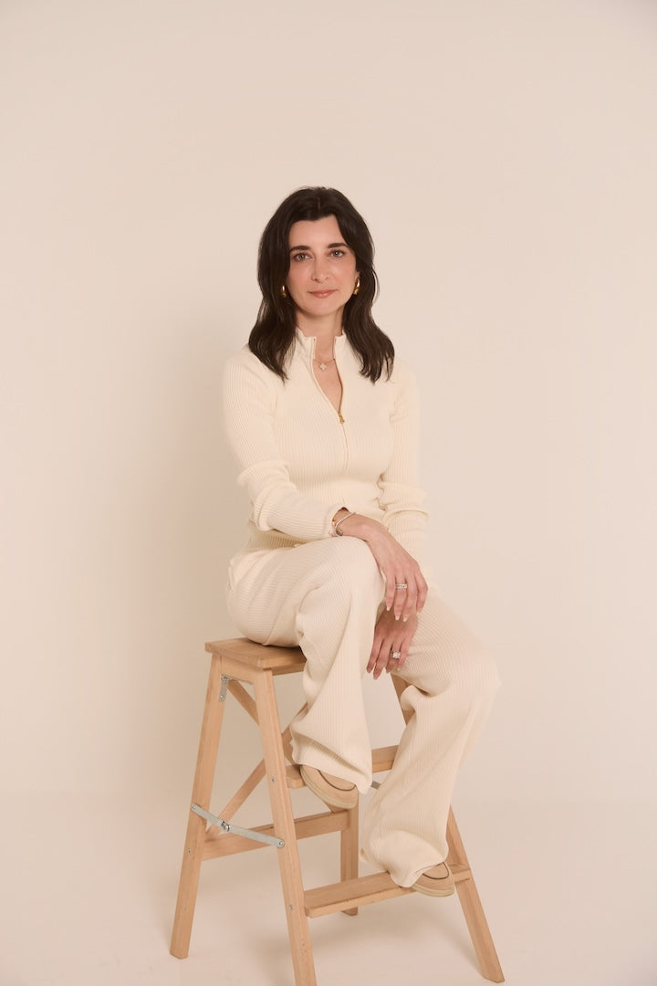 Emello is for women who carry elegance with ease, those who care as much about how clothing feels as how it’s made. Dressing well should never be complicated.